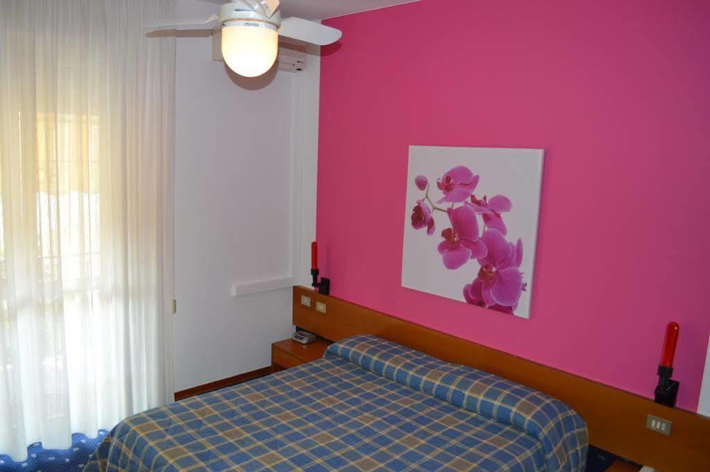 Hotel Azzurra Сирмионе Екстериор снимка